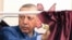 Президент Турции Реджеп Эрдоган в кабинке для голосования. Стамбул, 16 апреля 2017 года.