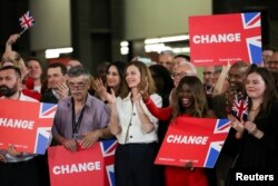 Victoria Starmer, gruaja e liderit të Partisë Laburiste, Keir Starmer, i bashkohet turmës për të brohoritur për Starmer, i cili merr pjesë në festimin e fitores bindëse në zgjedhjet parlamentare britanike, Londër, Britani, 5 korrik.