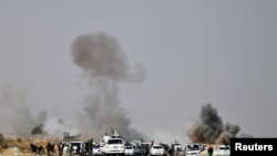 Ливиялык козголоңчулардын аскерий кербенин жаны ракетадан аткыланууда. Бин-Жавад шаарына чукул жер. 29-март, 2011