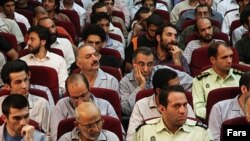 محسن میردامادی (نفر دوم از چپ در ردیف نخست) و عبدالله رمضانزاده (نفر دوم از راست در ردیف سوم) از جمله امضاکنندگان این نامه هستند