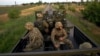 Украински военни се возят в камион в района на Николаев.