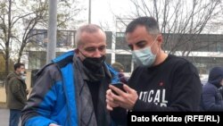 აკაკი ხუსკივაძე და აკაკი კობალაძე თბილისის საქალაქო სასამართლოს ეზოში