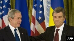 ویکتور یوشچنکو، رییس جمهوری اوکراین همراه با جرج بوش، همتای آمریکایی خود. (عکس:AFP)