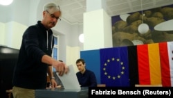 Люди голосують на виборах у Берліні, 24 вересня 2017 року