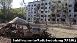 Пошкоджена російськими обстрілами багатоповерхівка у Добропіллі, Донецька область, серпень 2025 року