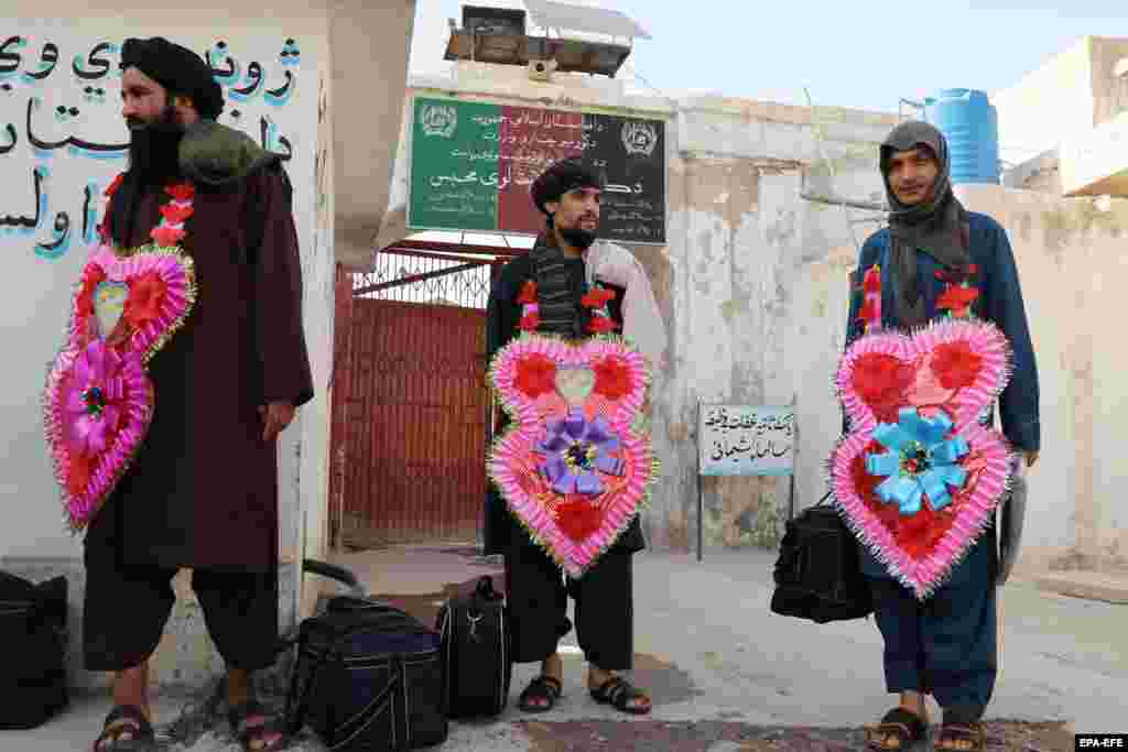 Талибански затвореници го напуштаат затворот по нивното ослободување во Кандахар, Авганистан, 12 јули 2020 година. Процесот на размена на затвореници од 5.000 талибанци&nbsp; за 1.000 затвореници на авганистанската влада започна пред да одржувањето на интра-авганистанските разговори меѓу Кабул и Талибанците според договорот меѓу САД и Талибанците, потпишан во Доха минатиот февруари.&nbsp;