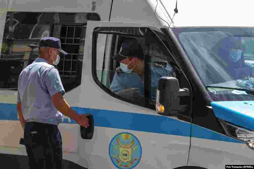 По свидетельствам журналистов, в этот день рядом с городским акиматом произошло как минимум два задержания. Кого именно задержали&nbsp;&mdash; противников принудительной вакцинации или обычных прохожих, &mdash; выяснить не удалось. На фото&nbsp;&mdash; полицейские рядом с автозаком, в который, предположительно, посадили задержанных