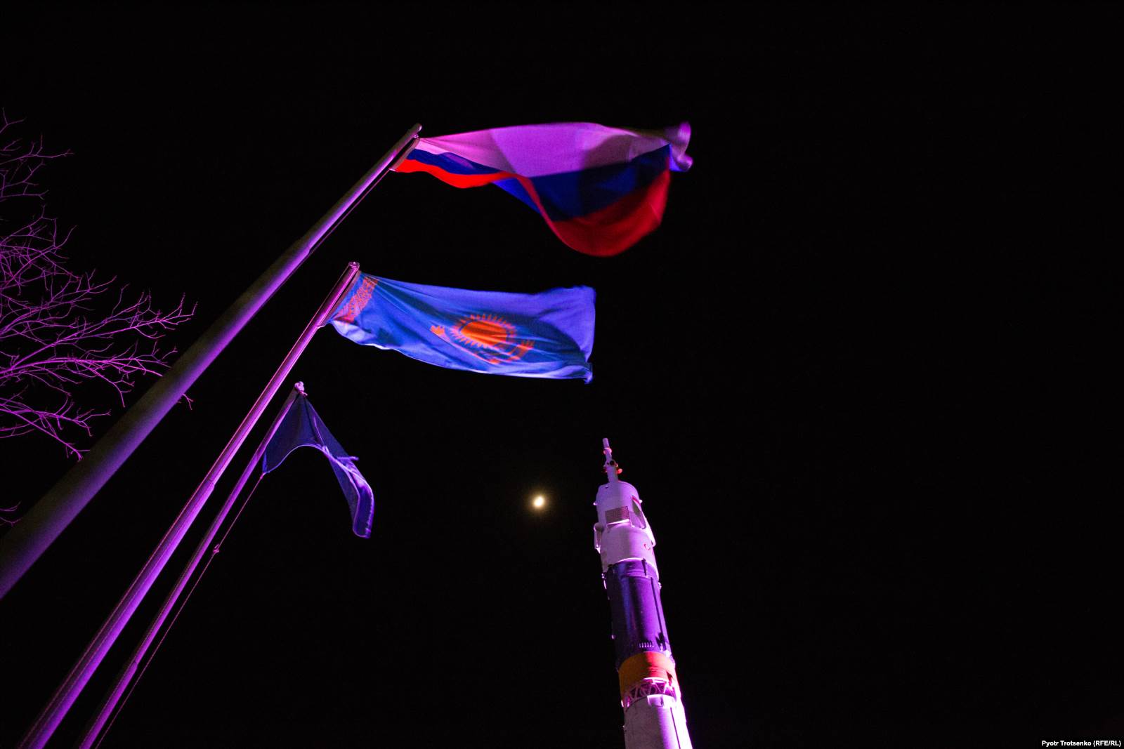 Флаги Казахстана, России и Роскосмоса на космодроме Байконур. 14 марта 2019 года.