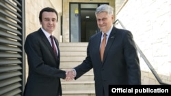 Kryetari i Lëvizjes Vetëvenodsje, Albin Kurti, dhe ambasadori i Shteteve të Bashkuara në Kosovë, Philip Kosnett.