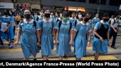 Učenici prelaze put do škole u Hong Kongu, septembar 2019. 