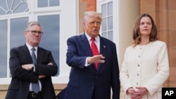 Президент США Дональд Трамп (у центрі) оголошує про скорочення наданого ним раніше Росії терміну 50 днів на досягнення мирної угоди з Україною, 28 липня 2025 року, Шотландія