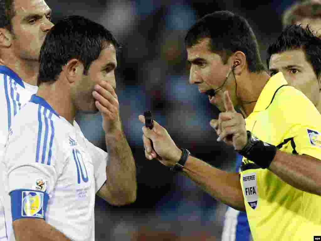 უზბეკი მსაჯი როვშან ირმატოვი მკაცრად კიცხავს საბერძნეთის ნაკრების ნახევარმცველს, გეორგიოს კარაგუნისს. - სამხრეთ აფრიკის სტადიონებზე გრძელდება მსოფლიო ჩემპიონატი ფეხბურთში. ფიფას თასისთვის ბრძოლა ძალას იკრებს. გამარჯვებული 11 ივლისს გამოვლინდება. 