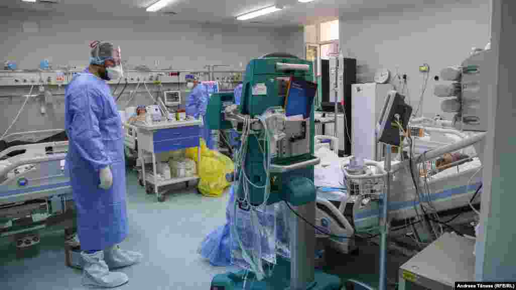 Pacienții din secțiile ATI sunt în majoritate nevaccinați și mult mai mulți tineri decât în valurile anterioare.