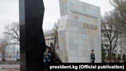 Апрель окуясына арналып курулган монумент. Бишкек, Кыргызстан. Иллюстрациялык сүрөт.