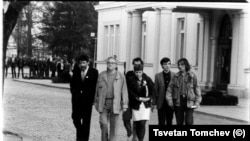 Димитрина Петрова (в средата), заедно с други петима членове на "Екогласност", току-що е внесла подписката на сдружението в Народното събрание. Отляво на дясно: Петър Берон, Никола Ковачев, Димитрина Петрова, Цветан Пенчев, Александър Каракачанов, Петър Слабаков