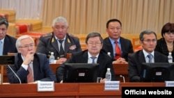 Жаңы өкмөттүн мүчөлөрү парламентте, 12-сентябрь.