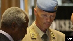 БУУ жана Араб Лигасынын атайын чабарманы Кофи Аннан (солдо) жана эл аралык байкоочулар миссиясынын жетекчиси генерал Роберт Муд. 28-май, 2012-жыл, Дамаск