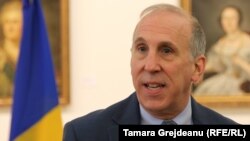 Ambasadorul James Pettit