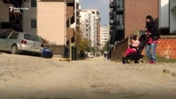 Ta shëtisësh fëmijën në trotuaret e Prishtinës