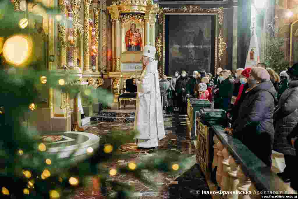 Митрополит&nbsp;Володимир Війтишин&nbsp;очолив&nbsp;Різдвяну Архієрейську різдвяну літургію в архікатедральному і митрополичому Соборі Воскресіння Христового в Івано-Франківську, 7 січня