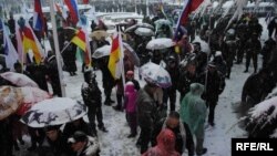 Люди сутками стояли на площади, требуя изменения отношений власти и общества.