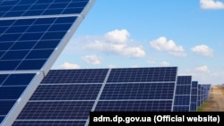 25 квітня Рада ухвалила законопроект про «зелений тариф» разом із правкою, яка передбачає, що домашні сонячні електростанції можуть розміщувати сонячні панелі тільки на дахах та фасадах будівель