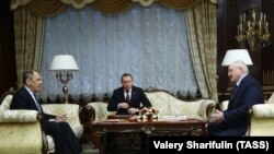 Александр Лукашенко (оңдо), Орусиянын тышкы иштер министри Сергей Лавров (солдо) жана Беларустун тышкы иштер министри Владимир Макеев. Минск. 2020-жылдын 26-ноябры.