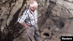 Один із археологів (Левон Петросян) на місці знахідки