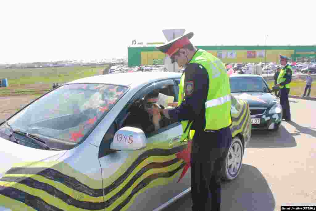 Как только колонна автомобилей двинулась, полиция начала задерживать машины под предлогом проверки документов. Проверив документы, участников отпускали. &nbsp;
