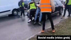 Trenutak kada automobil udara devojku