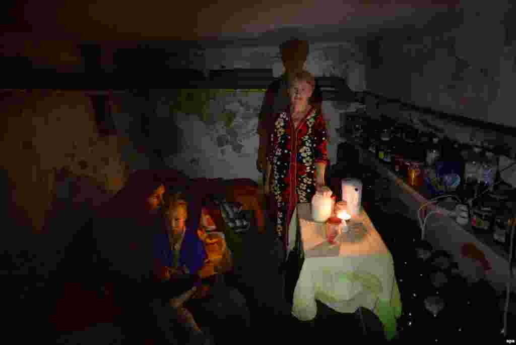 Родина ховається в підвалі свого будинку, Слов&#39;янськ, 25 червня 2014 року 