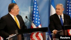 مایک پمپئو (چپ) در کنفرانس خبری مشترک با بنیامین نتانیاهو، نخست‌وزیر اسرائیل.
