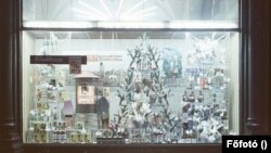 Csemegebolt kirakata 1969-ben