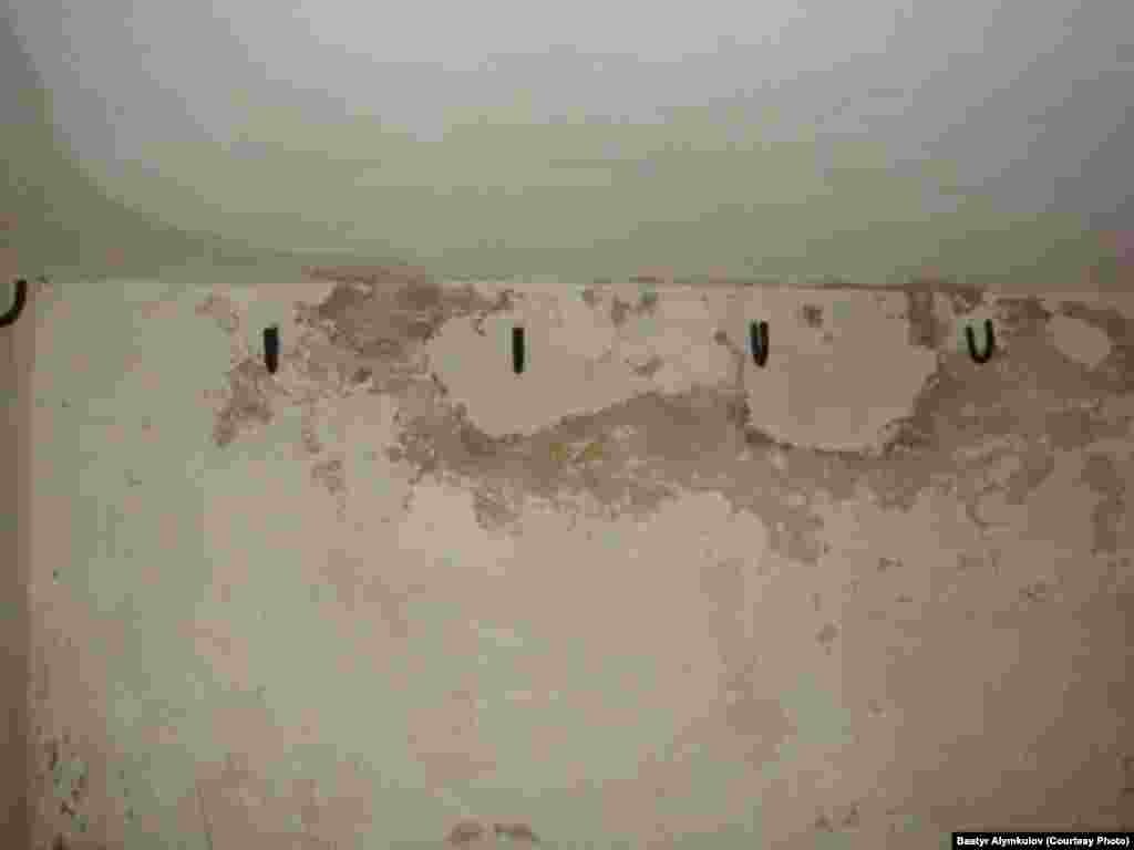 Миңдеген адамдар ушул шиштерге асып өлтүрүлгөн