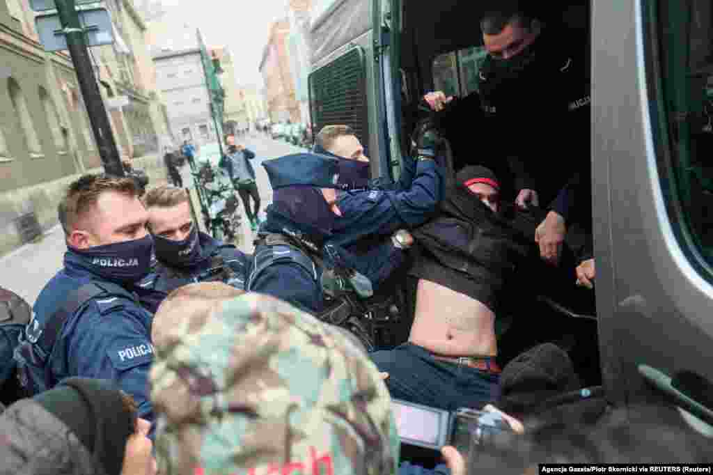 Поліція затримує демонстранта в Познані, 24 жовтня 2020 року