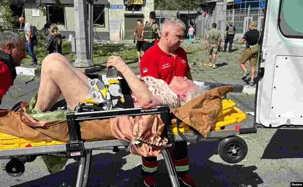 Spasioci evakuiraju povrijeđenu ženu. Više od milion stanovnika Harkiva posebno je ranjivo na napade ruskih raketa i dronova.