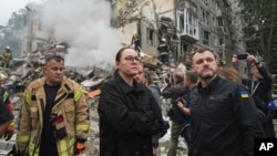 Очільниця уряду Юлія Свириденко і міністр внутрішніх справ Ігор Клименко на місці удару в Києві, 31 липня 2025 року