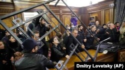 Fotókon az ünneplő azeriek és a tiltakozó örmények