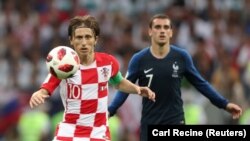 Лука Модрич (л) у фінальному матчі чемпіонату світу з футболу, Москва, 15 липня 2018 року