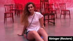 Studenta Sofia Sapega la o expoziție de artă din Gothenburg, Suedia, în 2019