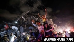 Ок атышуунун токтотулушун майрамдап көчөгө чыккан палестиндиктер. 21-май, 2021-жыл. 