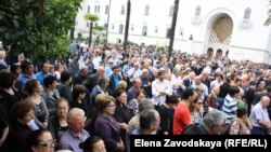 Даур Аршба призвал собравшихся соблюдать особую дисциплину, обсудить проблемы, которые всех волнуют, и внимательно слушать друг друга. фото: «Нужная газета»