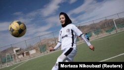 Egy női focista edz Kabulban 2014. márciusában.