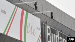 Plakat postavljen povodom mađarskog preuzimanja predsjedavanja EU - 1. januar 2011.