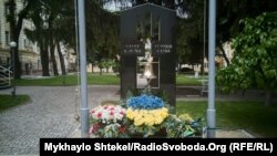 Монумент розмістили на подвір’ї управління штабу військ оперативного командування «Південь» 