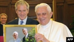 Papa Benedict XVI i američki predsjednik George W. Bush u Vaticanu, 13. juni 2008