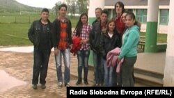 Ученици од основно училиште „Кирил и Методиј“ од прилепското село Канатларци.