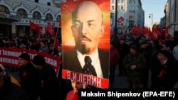 Astăzi la celebrarea la Moscova a Marii Revoluții din Octombrie cu portretul lui Lenin...