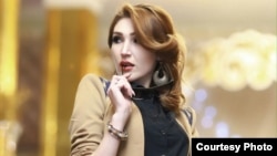 Зулайхо Носирова ҳангоми намоиши либосҳо 