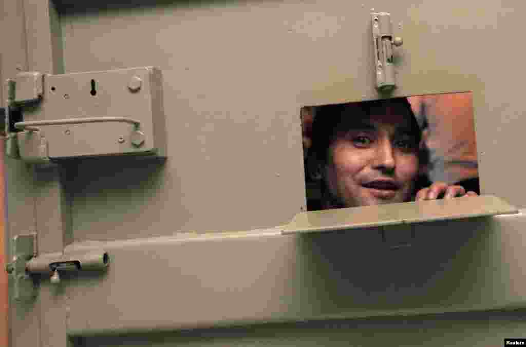 Imigrant ilegal în aşteptarea deportării într-o secţie de poliţie din oraşul siberian Krasnoyarsk